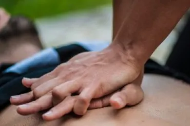 Eine Person gibt eine Herzmassage