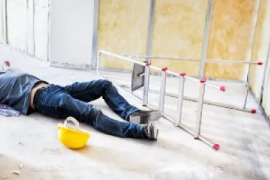 Ein Mann liegt verletzt auf dem Boden.