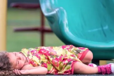 Ein Kind liegt verletzt auf dem Boden.