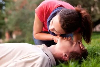 Frau schaut ob Person am Boden noch atmet.