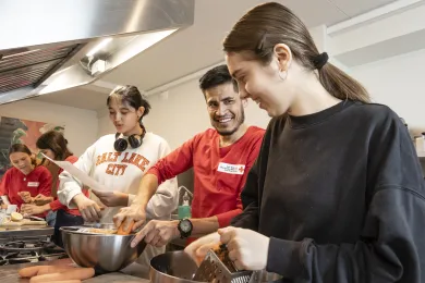 Junge Menschen am Kuchen backen