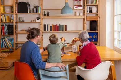 Eine Familie packt Lebensmittel in ein Paket