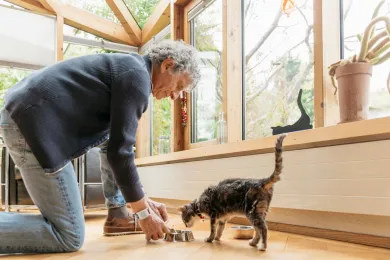 Mann trägt Notruf-Armband für unterwegs und zuhause
