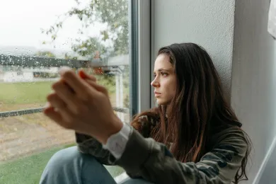 Eine Frau schaut nachdenklich in die Ferne