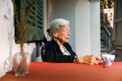 Ältere Frau die einsam wirkt