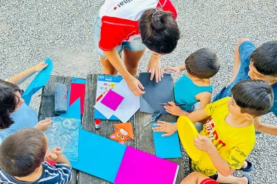 Kinder sind mit Freiwilligen am Basteln