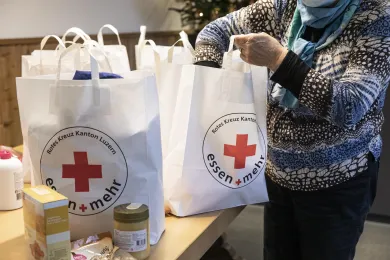 Frau hilft beim Verpacken der Taschen