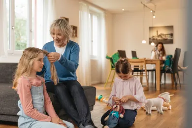 Eine Freiwillige unterstützt eine Familie mit Kindern