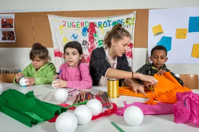 Eine Jugendliche setzt sich freiwillig beim JRK ein.