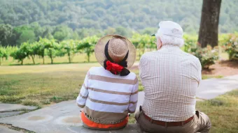Zwei ältere Menschen an einem heissen Sommertag