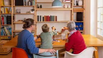 Eine Familie packt Lebensmittel in ein Paket