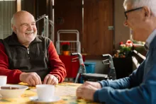 Eine Besuchssituation - Zwei Herren bei Kaffee im Gespräch