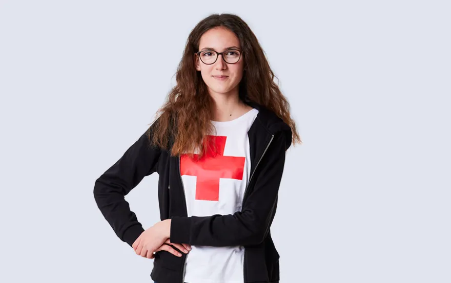 Jael Weber mit Rotkreuz T-Shirt