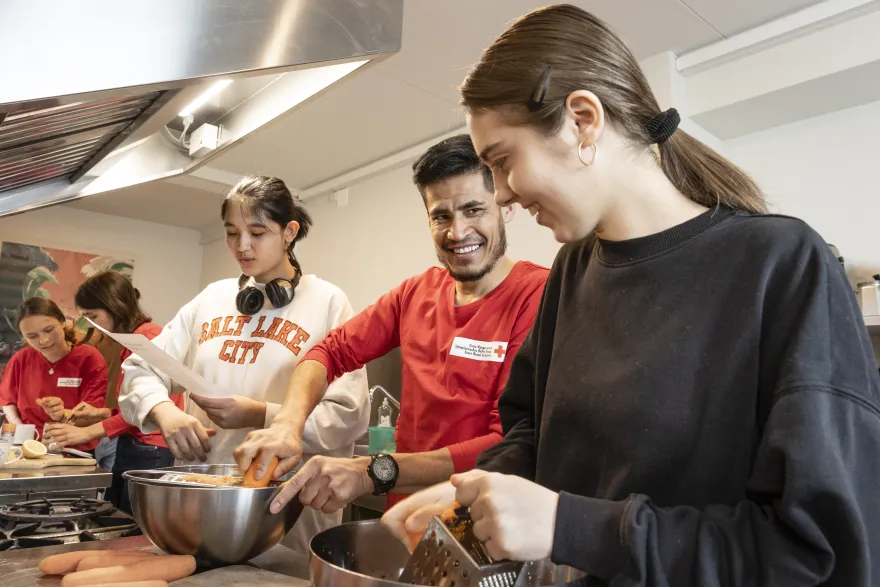 Junge Menschen am Kuchen backen