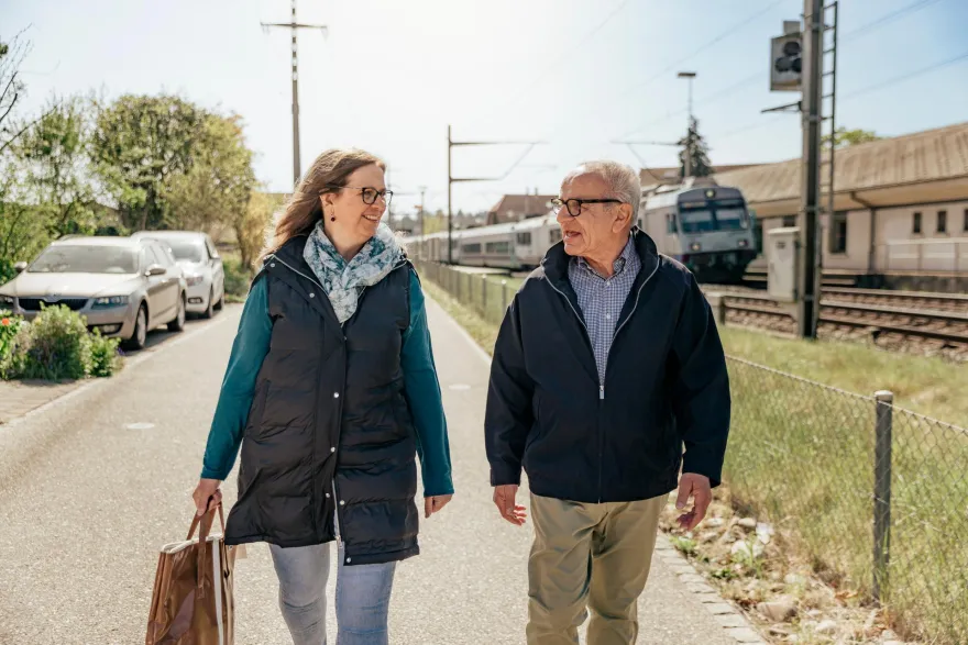 Zwei Personen sind am Spazieren