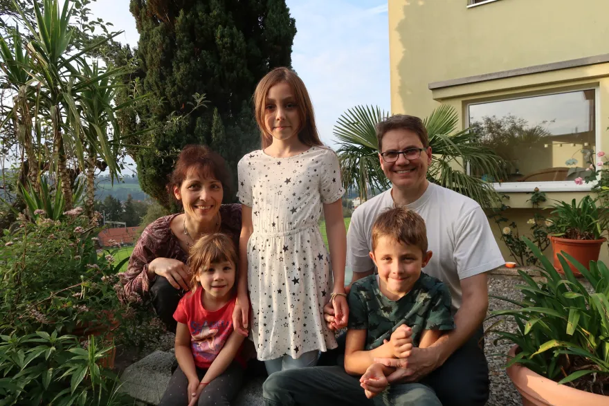 Familie Casutt  in ihrem Garten in Root.