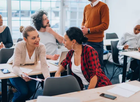 Teilnehmende unterhalten sich während dem Unterricht
